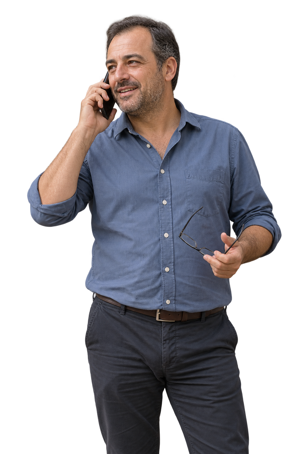 Dueño de negocio coordinando una llamada, con sus lentes en la otra mano.